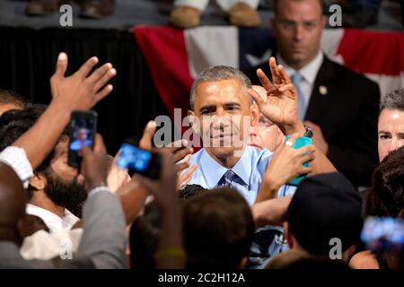 Austin Texas USA, 10 luglio 2014: USA Il presidente Barack Obama saluta i bravissimi spettatori dopo un discorso ad un pubblico amichevole al leggendario Paramount Theater di Austin. ©Bob Daemmrich Foto Stock