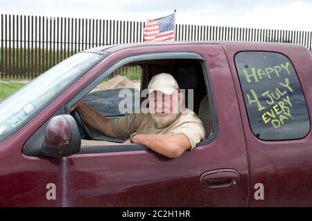 Brownsville Texas USA, 26 2014 settembre: Membro della milizia e proprietario Rusty Monsees, Jr. Di Brownsville, Texas, si trova nel suo ritiro nel suo ranchland presso il muro di confine nel Texas meridionale. Monsees ospita un gruppo di membri della milizia che pattugliano gli immigrati clandestini che attraversano il Messico. Il gruppo ha causato conflitti con gli sforzi di applicazione degli agenti di polizia federale e statale nella zona. © Bob Daemmrich Foto Stock