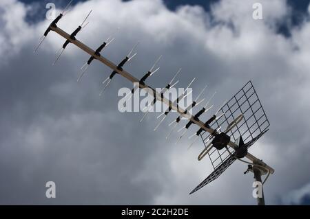 Antenna televisiva progettata per la visione di canali digitali terrestri (DTT) con nuvole sullo sfondo Foto Stock