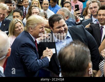 Dallas, Texas USA, 14 settembre 2015: L'uomo d'affari Donald Trump, candidato alla nomina presidenziale repubblicana, saluta un sostenitore durante un'apparizione in campagna presso l'American Airlines Center. Trump sta guidando il gruppo dei candidati repubblicani che entrano nel dibattito di mercoledì. ©Bob Daemmrich Foto Stock