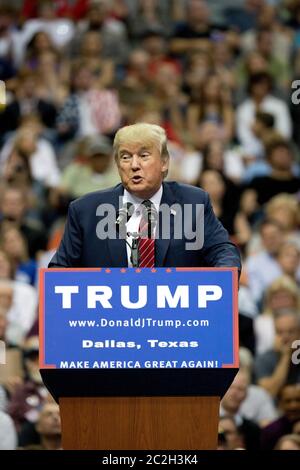 Dallas, Texas USA, 14 settembre 2015: L'uomo d'affari Donald Trump fa una apparizione in campagna con un discorso di 90 minuti durante una sosta presso l'American Airlines Center di Dallas. Trump sta guidando il gruppo dei candidati repubblicani che entrano nel dibattito di mercoledì. ©Bob Daemmrich Foto Stock