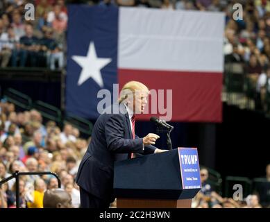 Dallas, Texas USA, 14 settembre 2015: L'uomo d'affari Donald Trump fa una apparizione in campagna con un discorso di 90 minuti durante una sosta presso l'American Airlines Center di Dallas. Trump sta guidando il gruppo dei candidati repubblicani che entrano nel dibattito di mercoledì. ©Bob Daemmrich Foto Stock