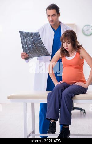 Donna incinta in visita medico ginecologo Foto Stock