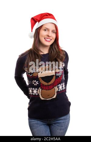 Giovane e bella ragazza sorridente indossando un cappello di Natale e il maglione, isolati su sfondo bianco. Foto Stock