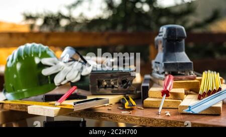 Carpenter's Square, attrezzi di falegnameria su di un tavolo di lavoro. Edilizia Lavori domestici fai da te. Fotografia stock. Foto Stock