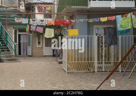 Crimea, antico cantiere storico con abiti asciutti sulle corde nel centro storico della città Foto Stock