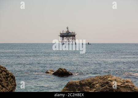 Piattaforma oceanografica abbandonata vicino alla costa del Mar Nero, Crimea. Vecchio mare abbandonato ruggine di perforazione plat Foto Stock