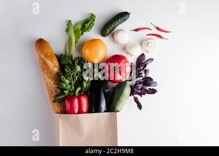 Cibo vegetariano sano vegano pulito in sacchetto di carta verdure e frutta su fondo di pietra. Supermercato di shopping e concetto di dieta vegana organica Foto Stock