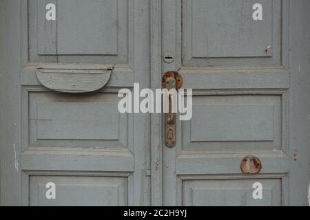 vecchie porte in legno nel vecchio edificio dipinte di blu - grigio Foto Stock