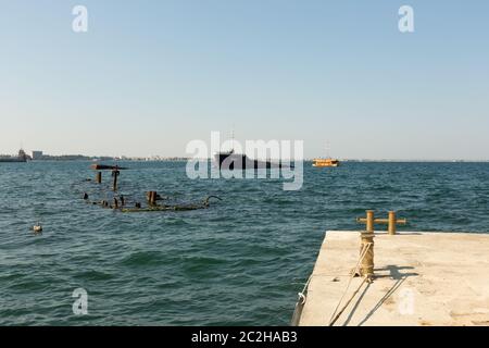 Sommersa al largo della costa di Feodosia, vicino alla città vecchia, la nave da carico turca Berg, che si è schiantata n Foto Stock