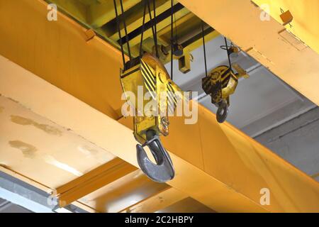 Grande gancio in metallo giallo per il sollevamento Foto Stock