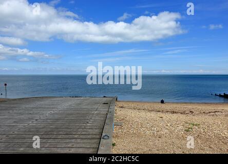 Una rampa di legno che scende verso l'acqua a Whitstable Foto Stock