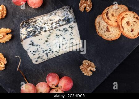 Formaggio Gorgonzola, girato dalla parte superiore su uno sfondo nero con un posto per il testo Foto Stock