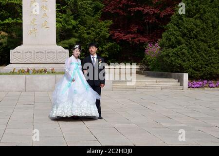 Kaesong, Corea del Nord - 5 maggio 2019: Giovane coppia coreana in luogo storico - Tomba del re Wanggon. Gli sposi novelli vengono fotografati sullo sfondo Foto Stock