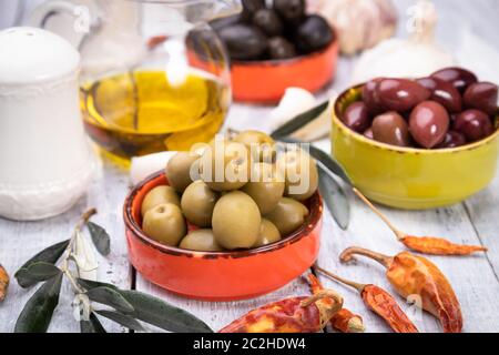 Olive in sottaceto pronte da mangiare, cibo sano usato nella cucina mediterranea Foto Stock