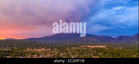 Blu e arancione volute intorno tra le nuvole al tramonto su Flagstaff in Arizona Foto Stock