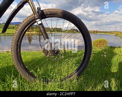 Ciclismo in natura. In bicicletta fino al lago Foto Stock
