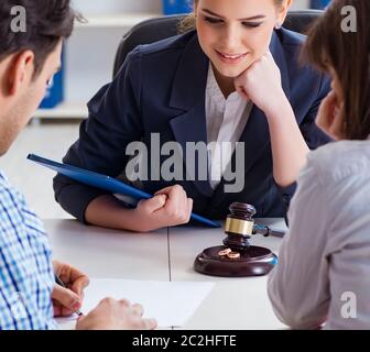 Giovane Famiglia Matrimonio di firma di documenti in ufficio laywers Foto Stock