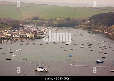 Questa fotografia mostra il molo dei pesci di Salcombe e il pontile e gli ormeggi a Batson. Anche Victoria Quay a sinistra della foto. Le barche sono di fronte Foto Stock