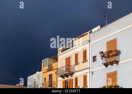 Alcune case in cattive condizioni meteo Lipari Sicilia Italia Foto Stock