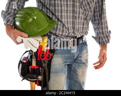 Adulto falegname artigiano isolati su sfondo bianco, che tiene in mano il suo casco e pelle guanti da lavoro. Gli strumenti di lavoro dell'industria edilizia, farlo vostro Foto Stock