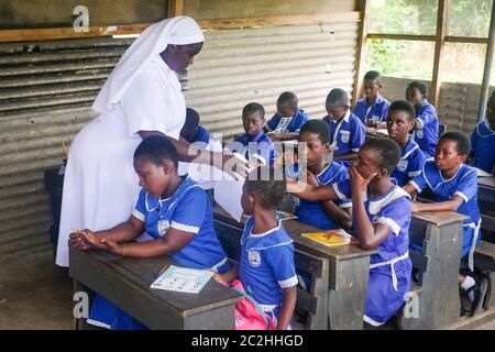 Irene Ama Serwah Nkromah (katholischer Orden der Handmaids del Divino Redentore), Direktorin und Lehrerin der St. Martin Des Porres Schule in Aiyinasi-Awiaso, Ghana, Afrika Foto Stock