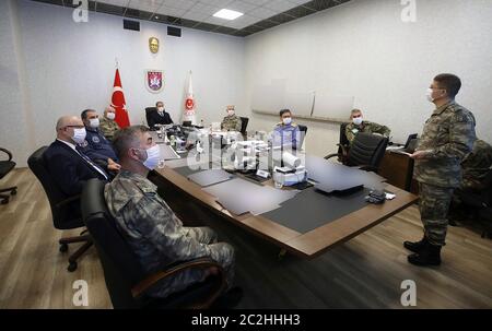 Ankara. 17 Giugno 2020. Il Ministro della Difesa turco Hulusi Akar (5° R) partecipa ad un incontro con altri comandanti presso il Centro di controllo del comando dell'esercito ad Ankara, Turchia, il 17 giugno 2020. La Turchia ha lanciato l'operazione Claw-Tiger nel nord dell'Iraq con le sue forze di comando sostenute da elementi aerei, ha annunciato il Ministero della Difesa turco mercoledì. Credit: Xinhua/Alamy Live News Foto Stock