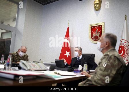 Ankara. 17 Giugno 2020. Il Ministro della Difesa turco Hulusi Akar (C) partecipa ad un incontro con altri comandanti presso il Centro di controllo del comando dell'esercito ad Ankara, Turchia, il 17 giugno 2020. La Turchia ha lanciato l'operazione Claw-Tiger nel nord dell'Iraq con le sue forze di comando sostenute da elementi aerei, ha annunciato il Ministero della Difesa turco mercoledì. Credit: Xinhua/Alamy Live News Foto Stock