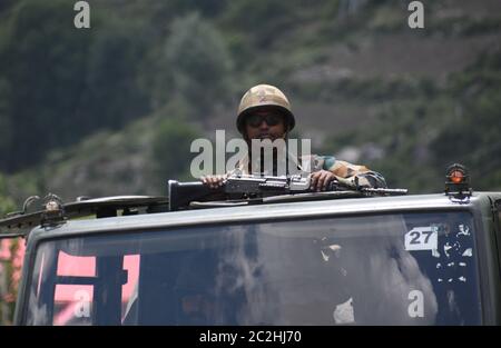 Srinagar, India. 17 Giugno 2020. Il convoglio dell'esercito indiano si muove lungo l'autostrada nazionale Srinager-Leh Ladakh nell'area di Sonmarg del distretto di Ganderbal martedì 17 giugno 2020, a seguito di scontri mortali lungo il confine conteso con la cina. (Foto di Sajad Hameed/Pacific Press) Credit: Pacific Press Agency/Alamy Live News Foto Stock