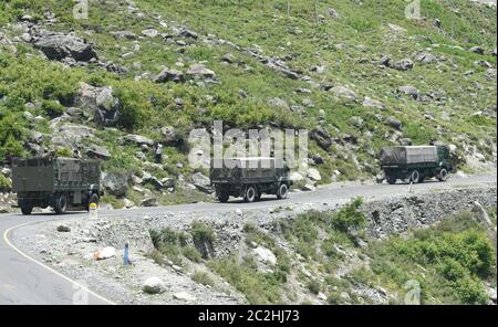 Srinagar, India. 17 Giugno 2020. Il convoglio dell'esercito indiano si muove lungo l'autostrada nazionale Srinager-Leh Ladakh nell'area di Sonmarg del distretto di Ganderbal martedì 17 giugno 2020, a seguito di scontri mortali lungo il confine conteso con la cina. (Foto di Sajad Hameed/Pacific Press) Credit: Pacific Press Agency/Alamy Live News Foto Stock