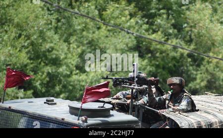 Srinagar, India. 17 Giugno 2020. Il convoglio dell'esercito indiano si muove lungo l'autostrada nazionale Srinager-Leh Ladakh nell'area di Sonmarg del distretto di Ganderbal martedì 17 giugno 2020, a seguito di scontri mortali lungo il confine conteso con la cina. (Foto di Sajad Hameed/Pacific Press) Credit: Pacific Press Agency/Alamy Live News Foto Stock