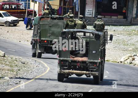 Srinagar, India. 17 Giugno 2020. Il convoglio dell'esercito indiano si muove lungo l'autostrada nazionale Srinager-Leh Ladakh nell'area di Sonmarg del distretto di Ganderbal martedì 17 giugno 2020, a seguito di scontri mortali lungo il confine conteso con la cina. (Foto di Sajad Hameed/Pacific Press) Credit: Pacific Press Agency/Alamy Live News Foto Stock