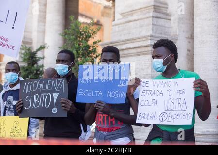 Roma, Italia. 17 Giugno 2020. Sit-in organizzato in Piazza del Campidoglio a Roma da volontari e migranti accolti dall'associazione Baobab Experience (Foto di Matteo Nardone/Pacific Press) Credit: Pacific Press Agency/Alamy Live News Foto Stock