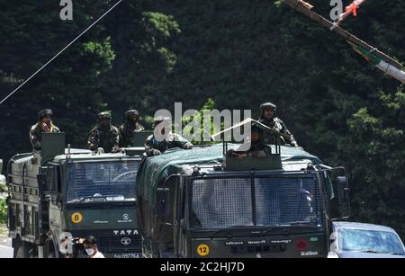 Srinagar, India. 17 Giugno 2020. Il convoglio dell'esercito indiano si muove lungo l'autostrada nazionale Srinager-Leh Ladakh nell'area di Sonmarg del distretto di Ganderbal martedì 17 giugno 2020, a seguito di scontri mortali lungo il confine conteso con la cina. (Foto di Sajad Hameed/Pacific Press) Credit: Pacific Press Agency/Alamy Live News Foto Stock