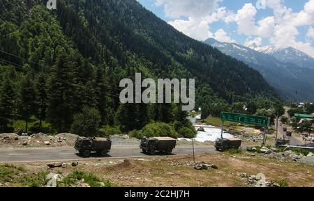 Srinagar, India. 17 Giugno 2020. Il convoglio dell'esercito indiano si muove lungo l'autostrada nazionale Srinager-Leh Ladakh nell'area di Sonmarg del distretto di Ganderbal martedì 17 giugno 2020, a seguito di scontri mortali lungo il confine conteso con la cina. (Foto di Sajad Hameed/Pacific Press) Credit: Pacific Press Agency/Alamy Live News Foto Stock