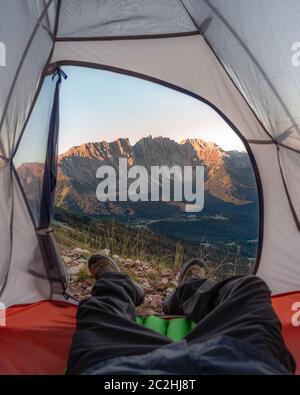 Vista sulle Dolomiti di Latemar da una tenda. Campeggio nelle Dolomiti italiane. Foto Stock