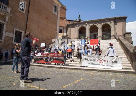 Roma, Italia. 17 Giugno 2020. Sit-in organizzato in Piazza del Campidoglio a Roma da volontari e migranti accolti dall'associazione Baobab Experience (Foto di Matteo Nardone/Pacific Press) Credit: Pacific Press Agency/Alamy Live News Foto Stock