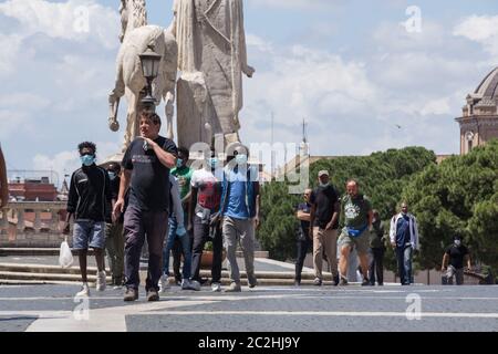 Roma, Italia. 17 Giugno 2020. Sit-in organizzato in Piazza del Campidoglio a Roma da volontari e migranti accolti dall'associazione Baobab Experience (Foto di Matteo Nardone/Pacific Press) Credit: Pacific Press Agency/Alamy Live News Foto Stock
