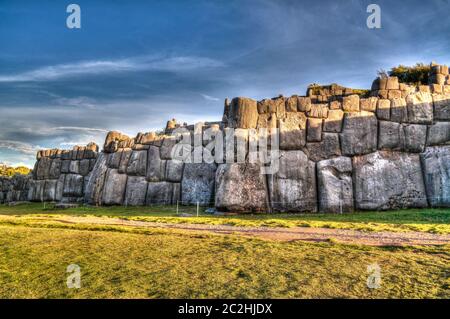 Vista di Sacsayhuaman, sito patrimonio dell'umanità dell'UNESCO, Cusco, Perù Foto Stock