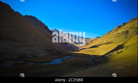 Vista tramonto al fiume Tash-Rabat e valle nella provincia di Naryn, Kirghizistan Foto Stock