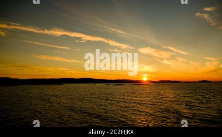 Tramonto e alba sul mare e arcipelfgo Lofoten dal traghetto Moskenes - Bodo , Norvegia Foto Stock