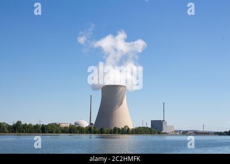 Niederaichbach, Baviera/Germania - 06.02.2020 la centrale nucleare di Isar, chiusa nel 2011 in una giornata di sole Foto Stock