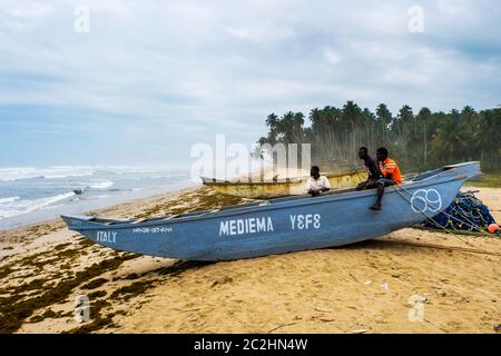 Barche da pesca sulla spiaggia di Kengen sulla costa occidentale del Ghana, Africa Foto Stock