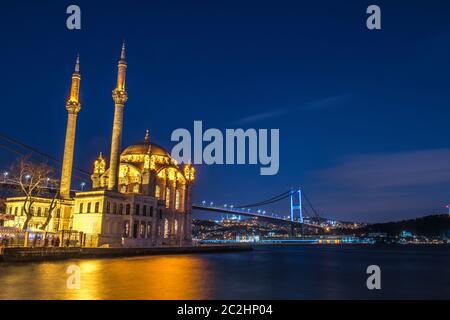 La Moschea Ortakoy e il Ponte Bosforo (Ponte dei Martiri del 15 luglio) vista notturna. Istanbul, Turchia. Foto Stock