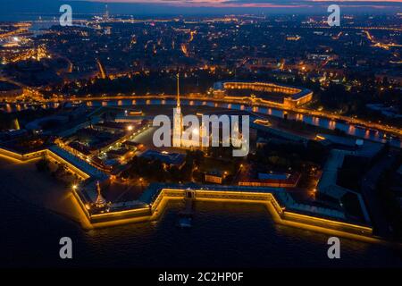 La fortezza di Pietro e Paolo di notte Foto Stock