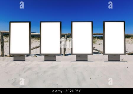 Mockup pubblicitario vuoto per strada . Poster cartellone sullo sfondo della spiaggia Foto Stock