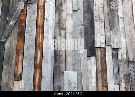 superficie in legno ruvida realizzata con vecchie tavole riciclate macchiate non abbinate Foto Stock