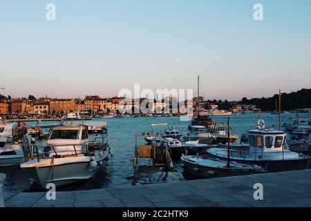 Porto di Rovigno con le sue barche di sera. Foto Stock