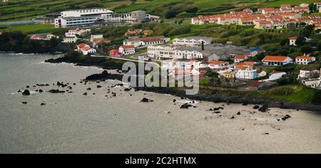 Vista di Sanset sulla baia di Porto PIM dal monte Guia sull'isola di Faial, Azzorre, Portogallo Foto Stock