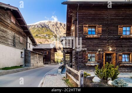 Street view su alpino tradizionale architettura in legno nel villaggio, casa in legno, Livigno è una piccola città e il centro sci di fondo per le Alpi Italiane Foto Stock